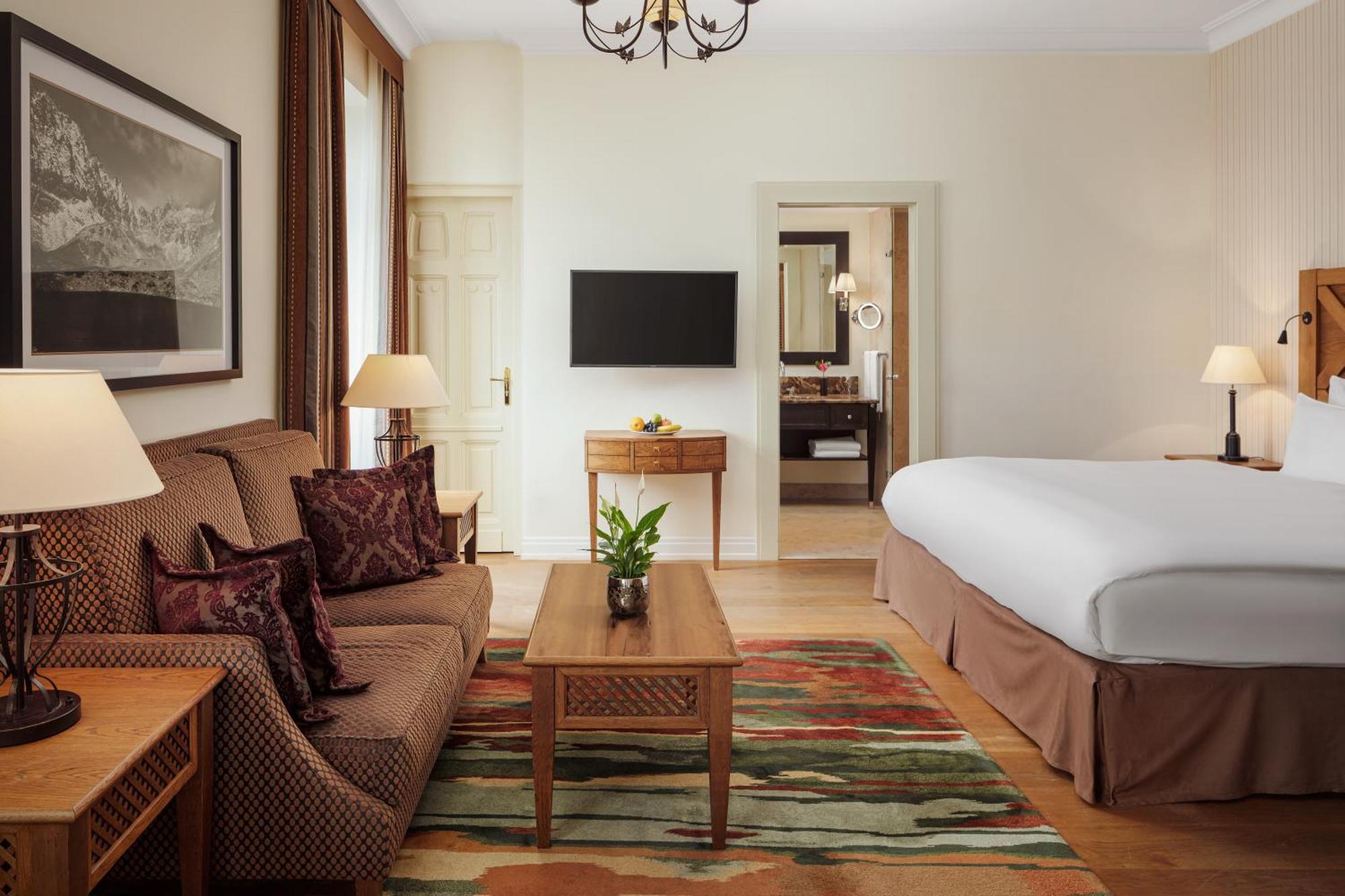 Grand Hotel Kempinski High Tatras Strbske Pleso Luaran gambar A suite at the hotel