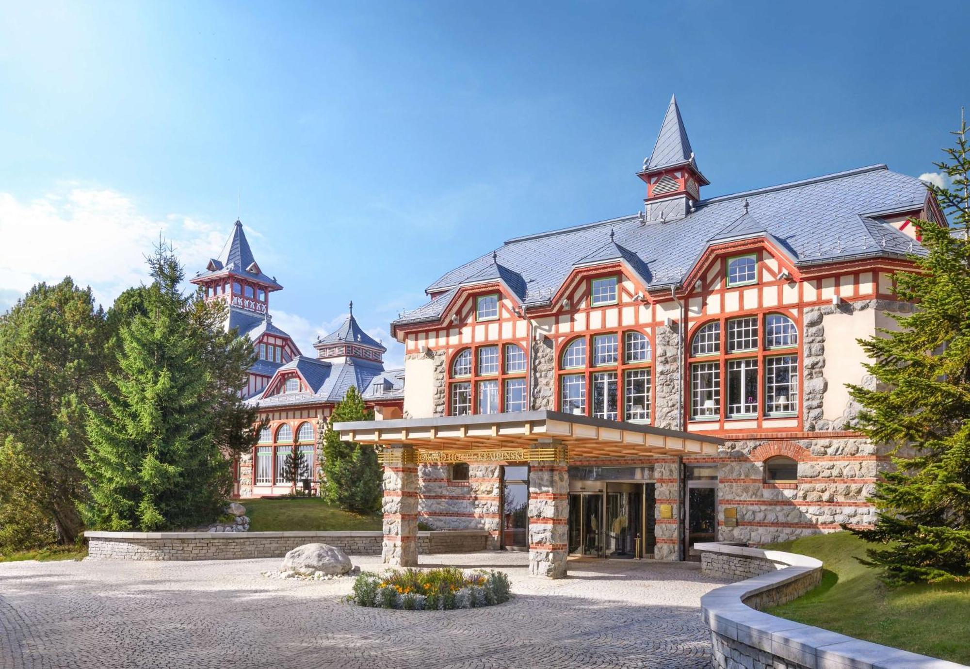 Grand Hotel Kempinski High Tatras Strbske Pleso Luaran gambar The main entrance of the hotel